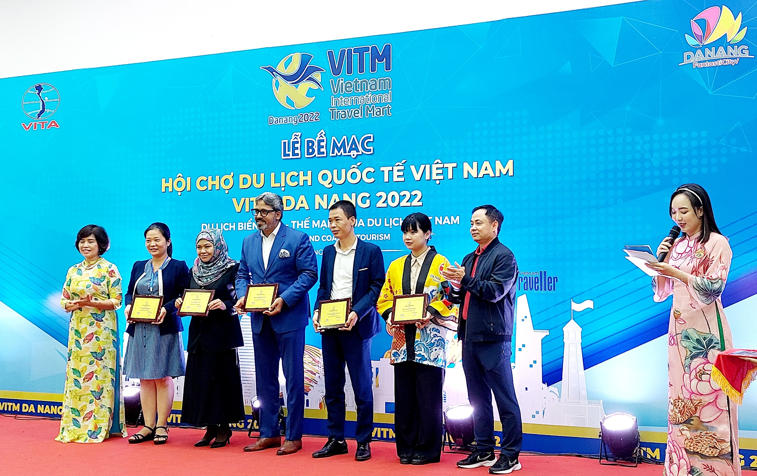 Phó Chủ tịch Thường trực HHDL Việt Nam Cao Thị Ngọc Lan và Phó Giám đốc Sở Du lịch Đà Nẵng Nguyễn Xuân Bình trao kỷ niệm chương cho các gian hàng kích cầu hiệu quả